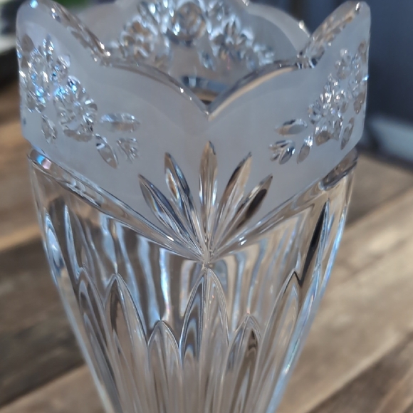 Vintage Elegant Clear Crystal 8" Vase - Picture 3 of 4